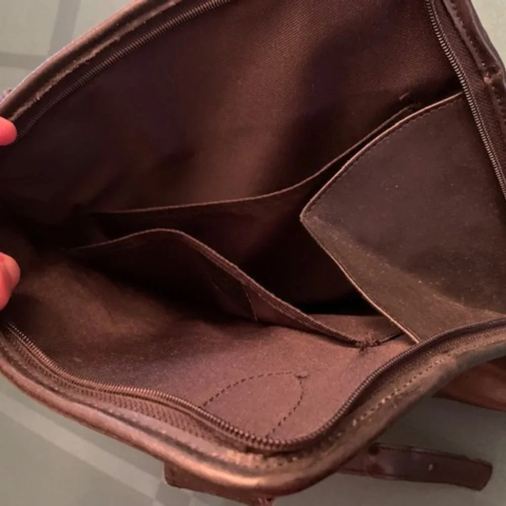 🎉HP🎉Vintage Leather Longchamp shoulder bag - Picture 11 of 16